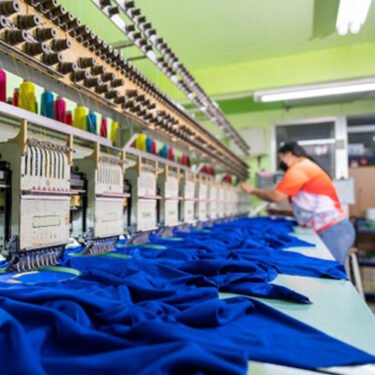Como Funciona o Processo de Produção em uma Fábrica de Uniformes